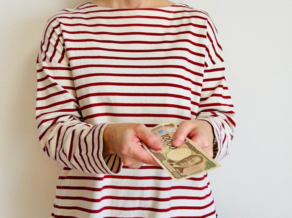 お小遣いを渡している画像